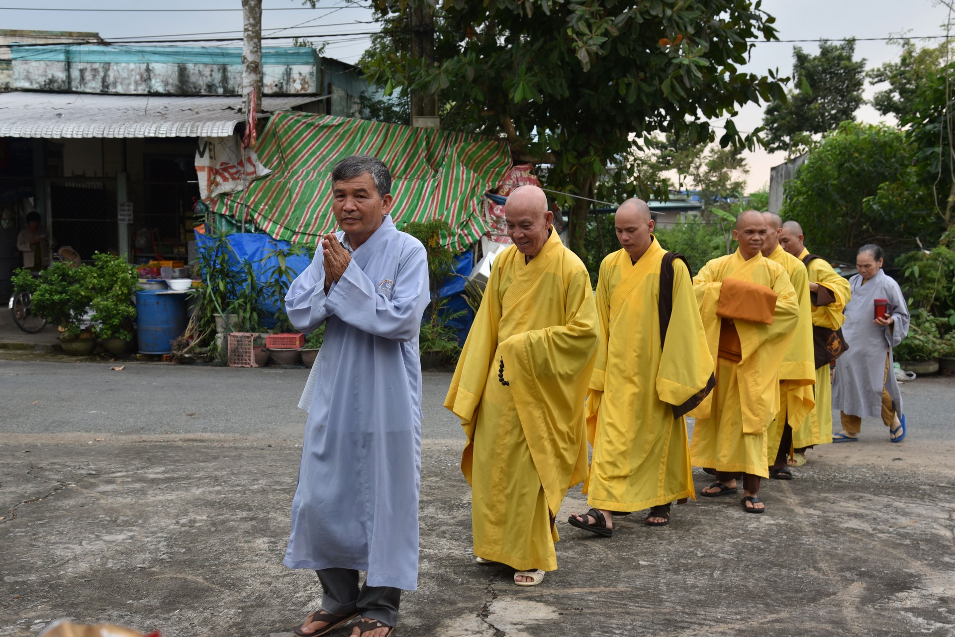 Chanting sutra, releasing creatures to pray for peace in Tan Thanh, Long An by the Charity Board